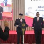 Menteri ATR/BPN Nusron Wahid memimpin pelantikan 804 pejabat di Aula Prona, Jakarta, Rabu (8/10/2025). Pelantikan digelar daring dan luring. (Foto: Humas ATR/BPN)