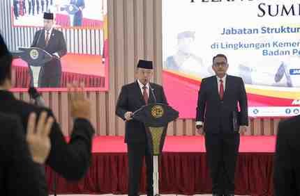 Menteri ATR/BPN Nusron Wahid memimpin pelantikan 804 pejabat di Aula Prona, Jakarta, Rabu (8/10/2025). Pelantikan digelar daring dan luring. (Foto: Humas ATR/BPN)
