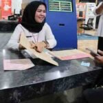 Petugas Kantor Pertanahan Kota Palembang melayani warga yang mengurus sertipikat tanah secara mandiri di loket pelayanan, Selasa (7/10/2025). (Foto: Humas ATR/BPN)