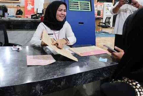 Petugas Kantor Pertanahan Kota Palembang melayani warga yang mengurus sertipikat tanah secara mandiri di loket pelayanan, Selasa (7/10/2025). (Foto: Humas ATR/BPN)