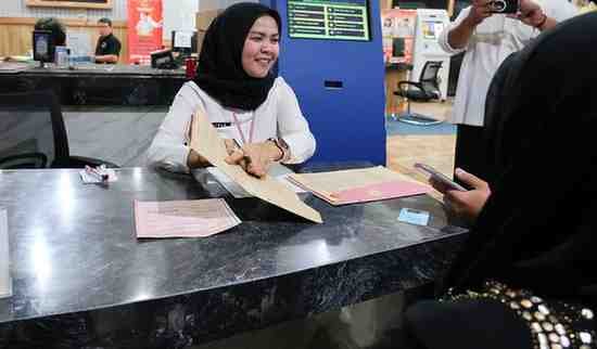 Petugas Kantor Pertanahan Kota Palembang melayani warga yang mengurus sertipikat tanah secara mandiri di loket pelayanan, Selasa (7/10/2025). (Foto: Humas ATR/BPN)
