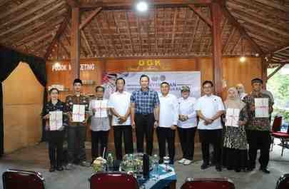 Wamen ATR/BPN Ossy Dermawan mendampingi Menko IPK Agus Harimurti Yudhoyono (AHY) saat menyerahkan sertipikat tanah kepada warga di Desa Kelor, Gunungkidul, Rabu (8/10/2025). (Foto: Humas ATR/BPN)