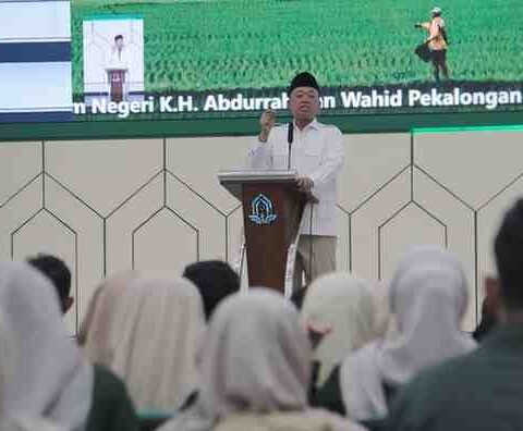 Menteri ATR/BPN Nusron Wahid bersama Rektor UIN K.H. Abdurrahman Wahid Pekalongan Zaenal Mustakim secara simbolis menerjunkan 500 mahasiswa dalam program KKN Tematik Ekoteologi dan Pertanahan di Gedung Student Centre Kampus 2 UIN Pekalongan, Senin (13/10/2025).