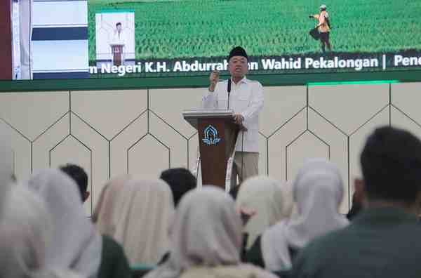 Menteri ATR/BPN Nusron Wahid bersama Rektor UIN K.H. Abdurrahman Wahid Pekalongan Zaenal Mustakim secara simbolis menerjunkan 500 mahasiswa dalam program KKN Tematik Ekoteologi dan Pertanahan di Gedung Student Centre Kampus 2 UIN Pekalongan, Senin (13/10/2025).