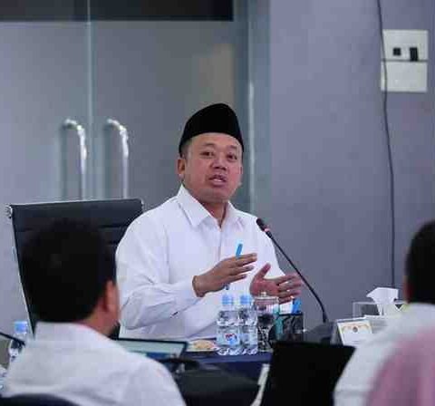 Menteri ATR/BPN Nusron Wahid saat memimpin Rapat Pimpinan di Aula Prona, Kementerian ATR/BPN, Jakarta, Kamis (16/10/2025). Rapat membahas percepatan program Pendaftaran Tanah Sistematis Lengkap (PTSL) dan dorongan pembebasan BPHTB bagi masyarakat berpenghasilan rendah.