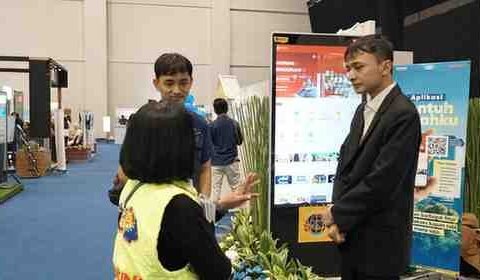 Pengunjung mencoba aplikasi Sentuh Tanahku di booth layanan digital Kementerian ATR/BPN pada Livin Mandiri Festival, Kabupaten Tangerang, Kamis (16/10/2025).