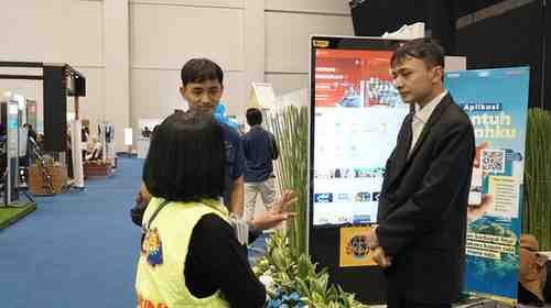 Pengunjung mencoba aplikasi Sentuh Tanahku di booth layanan digital Kementerian ATR/BPN pada Livin Mandiri Festival, Kabupaten Tangerang, Kamis (16/10/2025). Pengunjung mencoba aplikasi Sentuh Tanahku di booth layanan digital Kementerian ATR/BPN pada Livin Mandiri Festival, Kabupaten Tangerang, Kamis (16/10/2025).