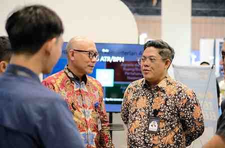 SEVP Hubungan Kelembagaan Bank Mandiri, Dadang Ramadhan Putranto, saat berbicara di Livin Festival 2025, PIK 2, Banten, Kamis (16/10/2025). Ia mengapresiasi digitalisasi layanan pertanahan melalui Sertipikat Elektronik dan aplikasi Sentuh Tanahku yang mempermudah proses verifikasi agunan kredit
