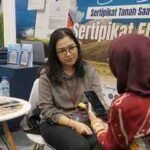 Pengunjung mencoba aplikasi Sentuh Tanahku di stan Kementerian ATR/BPN pada Livin Festival, PIK 2, Banten, Jumat (17/10/2025). Aplikasi ini memudahkan generasi muda melacak sertipikat, memantau proses berkas, dan menjaga aset tanah tetap terdata.