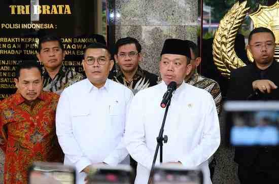 Menteri Agraria dan Tata Ruang/Kepala Badan Pertanahan Nasional (ATR/BPN) Nusron Wahid memberikan keterangan kepada awak media usai mengikuti Sidang Kabinet Paripurna di Istana Negara, Jakarta, Senin (20/10/2025). Dalam kesempatan itu, Nusron menegaskan tidak ada kasus baru sengketa tanah selama tahun pertama pemerintahan Kabinet Merah Putih. WhatsAppImage2025 10 21at07.07.34 1