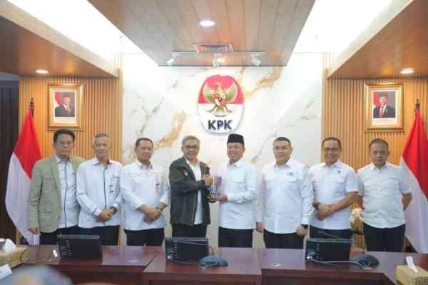 Nusron Wahid temui pimpinan KPK bahas pembenahan proses bisnis layanan pertanahan: syarat jelas, waktu pasti, biaya transparan, dan cegah pungli. Nusron Wahid temui pimpinan KPK bahas pembenahan proses bisnis layanan pertanahan: syarat jelas, waktu pasti, biaya transparan, dan cegah pungli.