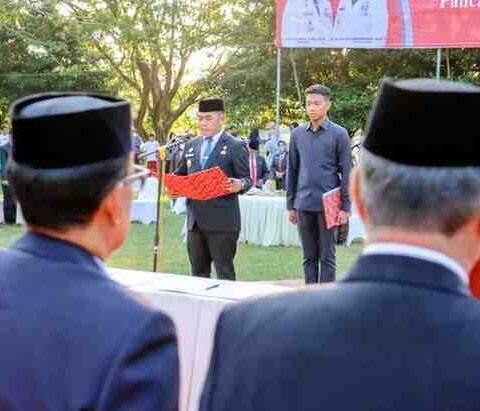 Bupati Wajo H. Andi Rosman, S.E. memimpin prosesi pelantikan dan pengambilan sumpah 15 pejabat JPT Pratama di Lapangan Upacara Kantor Bupati Wajo, Rabu (1/10/2025).