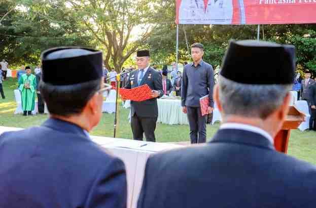 Bupati Wajo H. Andi Rosman, S.E. memimpin prosesi pelantikan dan pengambilan sumpah 15 pejabat JPT Pratama di Lapangan Upacara Kantor Bupati Wajo, Rabu (1/10/2025).