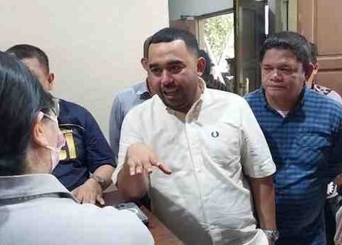 Wakil Ketua DPRD Kota Makassar Andi Suharmika memberi keterangan usai meninjau pabrik PT SAUT di Jl Insinyur Sutami, Biringkanaya, Kamis (8/5/2025). Foto: Khaeruddin B