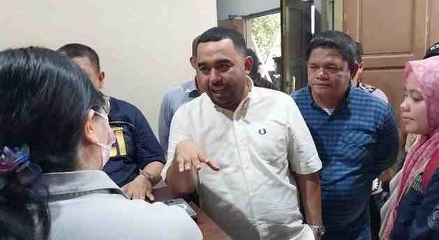 Wakil Ketua DPRD Kota Makassar Andi Suharmika memberi keterangan usai meninjau pabrik PT SAUT di Jl Insinyur Sutami, Biringkanaya, Kamis (8/5/2025). Foto: Khaeruddin B