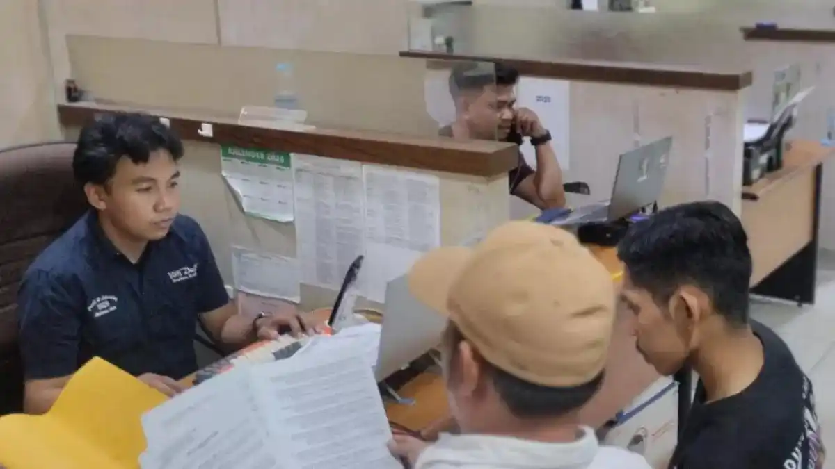 Oknum guru PPPK IPT diperiksa Unit PPA Polrestabes Makassar didampingi kuasa hukum.