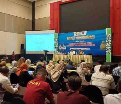 Bupati Pangkep Muhammad Yusran Lalogau didampingi Kadinkes Hj. Herlina memimpin Rakor Pencegahan & Pengendalian Penyakit fokus TBC di Makassar, Jumat (3/10/2025).”