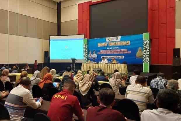 Bupati Pangkep Muhammad Yusran Lalogau didampingi Kadinkes Hj. Herlina memimpin Rakor Pencegahan & Pengendalian Penyakit fokus TBC di Makassar, Jumat (3/10/2025).”