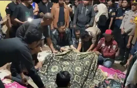 Kapolres Gowa AKBP M. Aldy Sulaiman bersama jajaran menjenguk keluarga korban penikaman di Kelurahan Tetebatu, Pallangga, Gowa, Senin (3/11/2025). (Foto Istimewa)