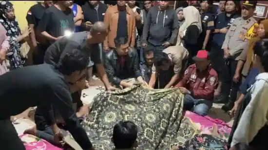 Kapolres Gowa AKBP M. Aldy Sulaiman bersama jajaran menjenguk keluarga korban penikaman di Kelurahan Tetebatu, Pallangga, Gowa, Senin (3/11/2025). (Foto Istimewa)