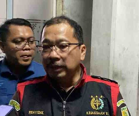 Aspidsus Kejati Sulsel, Rachmat Supriady, saat keluar dari ruang BKAD Sulsel usai melakukan penggeledahan terkait dugaan korupsi pengadaan bibit nanas, Kamis (20/11/2025)./IST