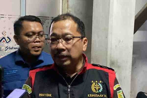 Aspidsus Kejati Sulsel, Rachmat Supriady, saat keluar dari ruang BKAD Sulsel usai melakukan penggeledahan terkait dugaan korupsi pengadaan bibit nanas, Kamis (20/11/2025)./IST