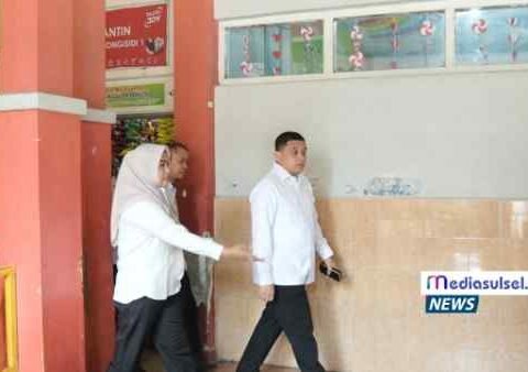 Munafri Sidak SDN Inpres Monginsidi, Temukan Kursi Kurang dan Dinding Retak: “Sekolah Harus Layak untuk Anak-anak” Munafri Sidak SDN Inpres Monginsidi, Temukan Kursi Kurang dan Dinding Retak: “Sekolah Harus Layak untuk Anak-anak”