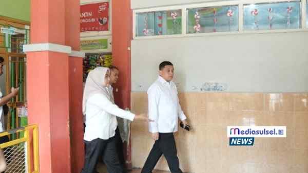 Munafri Sidak SDN Inpres Monginsidi, Temukan Kursi Kurang dan Dinding Retak: “Sekolah Harus Layak untuk Anak-anak” Munafri Sidak SDN Inpres Monginsidi, Temukan Kursi Kurang dan Dinding Retak: “Sekolah Harus Layak untuk Anak-anak”
