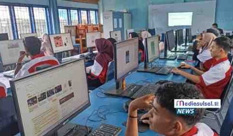 Suasana pelatihan desain grafis muda di Kabupaten Maros, peserta fokus mengerjakan proyek desain dengan bimbingan instruktur dari BBPVP Makassar.