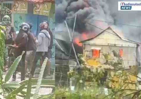 Sejumlah pemuda terlihat merusak kendaraan dan membakar rumah warga di Kampung Sapiria, Tallo, Makassar, usai salah satu tokoh pemuda setempat tewas diduga ditembak dalam bentrokan