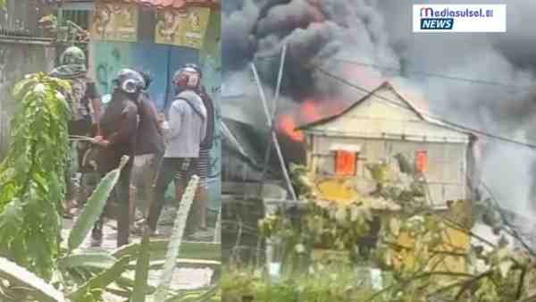 Sejumlah pemuda terlihat merusak kendaraan dan membakar rumah warga di Kampung Sapiria, Tallo, Makassar, usai salah satu tokoh pemuda setempat tewas diduga ditembak dalam bentrokan