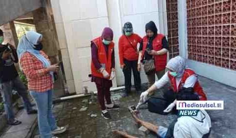 Lurah Gaddong Rakhmawaty Mattayang bersama petugas Dinsos dan Security Masjid Raya menangani OTK di kawasan Masjid Raya Makassar, Sabtu (1/11/2025).Photo Bakri Mediasulsel.id BiruKuningModernReviewGadgetYoutubeThumbnail1