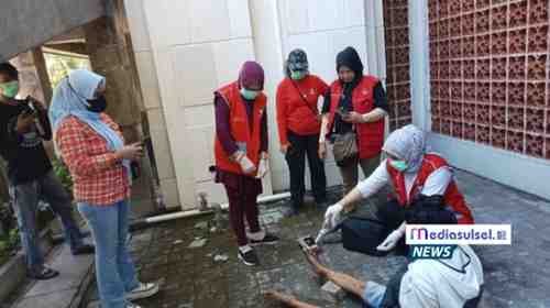 Lurah Gaddong Rakhmawaty Mattayang bersama petugas Dinsos dan Security Masjid Raya menangani OTK di kawasan Masjid Raya Makassar, Sabtu (1/11/2025).Photo Bakri Mediasulsel.id BiruKuningModernReviewGadgetYoutubeThumbnail1
