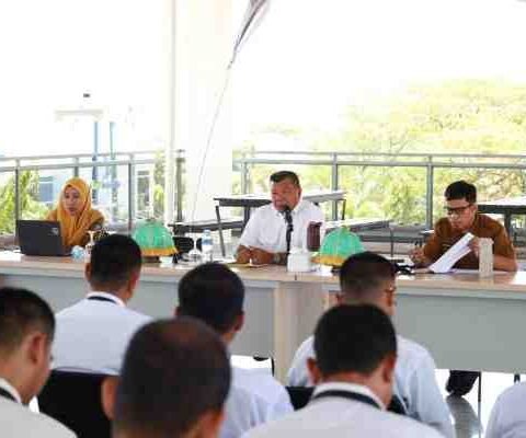 Andi Utta memberikan ceramah kepada CPNS di Gedung Pinisi Bulukumba, Selasa, 4 November 2025 (Dok. Humas Pemkab Bulukumba)