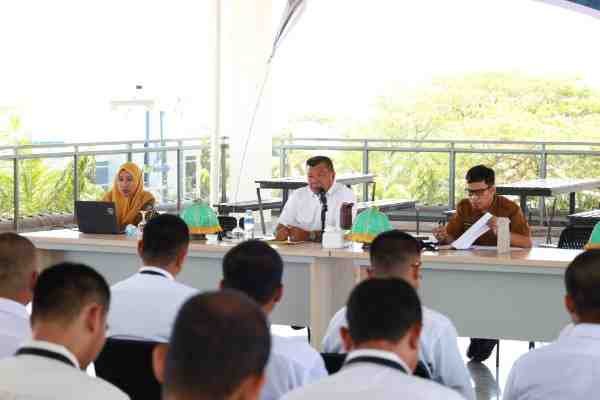 Andi Utta memberikan ceramah kepada CPNS di Gedung Pinisi Bulukumba, Selasa, 4 November 2025 (Dok. Humas Pemkab Bulukumba)