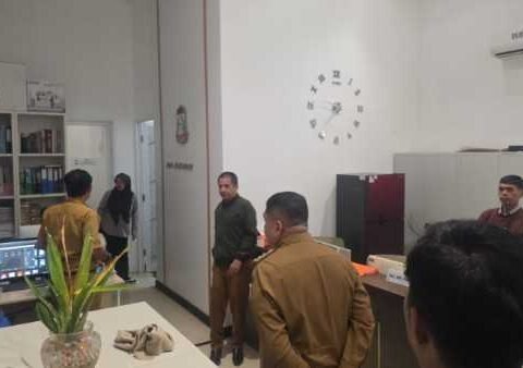 Wali Kota Makassar, Munafri Arifuddin, meninjau ruang pelayanan di Balai Kota saat sidak, Selasa (11/11/2025).