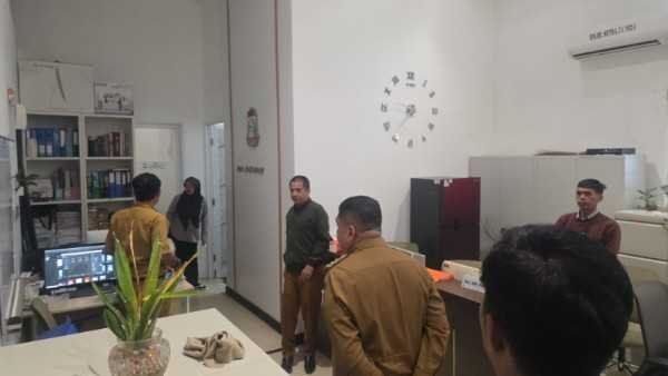 Wali Kota Makassar, Munafri Arifuddin, meninjau ruang pelayanan di Balai Kota saat sidak, Selasa (11/11/2025).