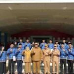 Bupati Maros Chaidir Syam bersama Kepala BKPSDM Maros Sri Wahyuni AB saat menyerahkan SK PPPK penuh waktu di Lapangan Pallantikang, beberapa waktu lalu. Dalam seleksi terbuka jabatan tinggi pratama (eselon II) tahun ini, dua ASN dari luar Kabupaten Maros turut berpartisipasi, termasuk dosen UIN Alauddin dan pejabat Kemenag Gowa yang bersaing memperebutkan posisi Kepala Dinas di lingkungan Pemkab Maros.