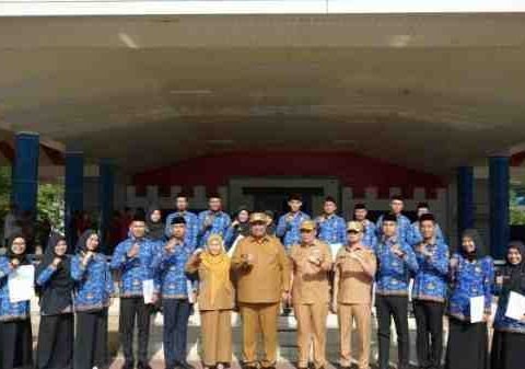 Bupati Maros Chaidir Syam bersama Kepala BKPSDM Maros Sri Wahyuni AB saat menyerahkan SK PPPK penuh waktu di Lapangan Pallantikang, beberapa waktu lalu. Dalam seleksi terbuka jabatan tinggi pratama (eselon II) tahun ini, dua ASN dari luar Kabupaten Maros turut berpartisipasi, termasuk dosen UIN Alauddin dan pejabat Kemenag Gowa yang bersaing memperebutkan posisi Kepala Dinas di lingkungan Pemkab Maros.