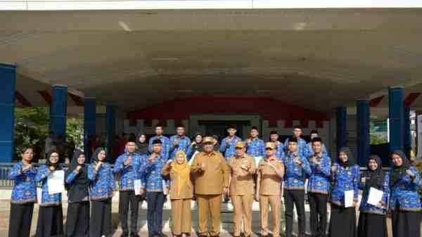 Bupati Maros Chaidir Syam bersama Kepala BKPSDM Maros Sri Wahyuni AB saat menyerahkan SK PPPK penuh waktu di Lapangan Pallantikang, beberapa waktu lalu. Dalam seleksi terbuka jabatan tinggi pratama (eselon II) tahun ini, dua ASN dari luar Kabupaten Maros turut berpartisipasi, termasuk dosen UIN Alauddin dan pejabat Kemenag Gowa yang bersaing memperebutkan posisi Kepala Dinas di lingkungan Pemkab Maros.