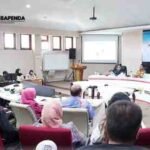 Kepala BAPENDA Makassar Andi Asminullah bersama jajaran saat Rakor Perizinan Perumahan dan Penyerahan PSU di Ruang Sipakalebbi. 16/10/25