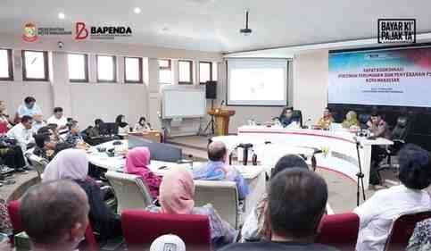 Kepala BAPENDA Makassar Andi Asminullah bersama jajaran saat Rakor Perizinan Perumahan dan Penyerahan PSU di Ruang Sipakalebbi. 16/10/25