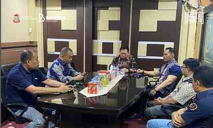 Kepala BAPENDA Makassar Andi Asminullah memimpin rapat koordinasi opsen PKB–BBNKB di Ruang Kepala BAPENDA, 6/11/2025. Screenshot2025 11 1010355