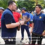 Pejabat dan staf Bapenda Makassar berpartisipasi dalam kegiatan Jalan Sehat HUT ke-418 Kota Makassar dan HUT KORPRI ke-54 di Anjungan Pantai Losari, Sabtu (8/11/2025).