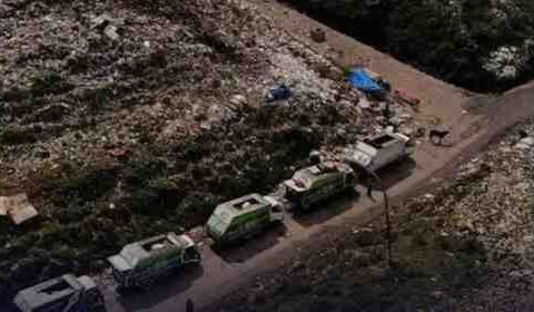 Mobil truk sampah tampak mengantre menuju area puncak TPA Tamangapa, Kecamatan Manggala, Makassar. (Dok. Ist