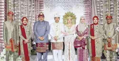 pasangan Zulfikar Nur Alamsyah dan Roidah Halilah Falih Ichsan berlangsung khidmat di Lotus Ballroom, Hotel Four Points by Sheraton Makassar, Sabtu (22/11/2025).