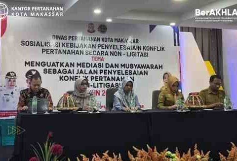 Kepala Seksi Pengendalian dan Penanganan Sengketa Kantor Pertanahan Kota Makassar, Nany Jumawaty, S.H., M.H., saat menyampaikan materi dalam kegiatan Sosialisasi Kebijakan Penyelesaian Konflik Pertanahan secara Non-Litigasi yang digelar Dinas Pertanahan Kota Makassar di Hotel Royal Bay, Senin (3/11/2025). (Foto: Dokumentasi Dinas Pertanahan Kota Makassar)