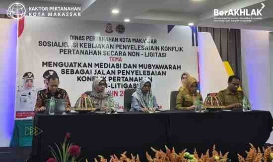 Kepala Seksi Pengendalian dan Penanganan Sengketa Kantor Pertanahan Kota Makassar, Nany Jumawaty, S.H., M.H., saat menyampaikan materi dalam kegiatan Sosialisasi Kebijakan Penyelesaian Konflik Pertanahan secara Non-Litigasi yang digelar Dinas Pertanahan Kota Makassar di Hotel Royal Bay, Senin (3/11/2025). (Foto: Dokumentasi Dinas Pertanahan Kota Makassar) Kepala Seksi Pengendalian dan Penanganan Sengketa Kantor Pertanahan Kota Makassar, Nany Jumawaty, S.H., M.H., saat menyampaikan materi dalam kegiatan Sosialisasi Kebijakan Penyelesaian Konflik Pertanahan secara Non-Litigasi yang digelar Dinas Pertanahan Kota Makassar di Hotel Royal Bay, Senin (3/11/2025). (Foto: Dokumentasi Dinas Pertanahan Kota Makassar)