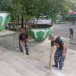 Prajurit Yonmarhanlan VI Makassar bersama pengurus Masjid Raya dan warga sekitar bergotong royong membersihkan area halaman dan lingkungan masjid dalam rangka HUT ke-80 Korps Marinir, Selasa (4/11/2025)./Photo : Bakri Mediasulsel.id