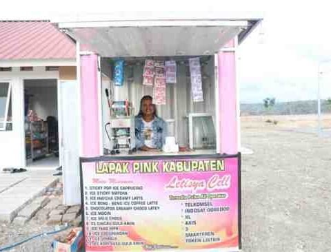 Aveline (Mama Leticia), penerima manfaat Reforma Agraria, menunjukkan sertipikat rumah miliknya di Desa Oebola Dalam, Kupang. Kini, ia tak lagi hidup berpindah-pindah dan bisa mandiri lewat kios kecil di halaman rumahnya.